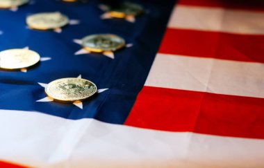 Bitcoin ve bizi bayrak, altın paralar,