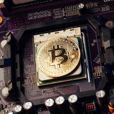 Bitcoin anakart, elektronik tahta arka plan üzerinde sanal para birimi,