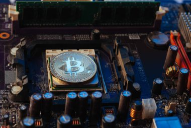 Bitcoin anakart, elektronik tahta arka plan üzerinde sanal para birimi,