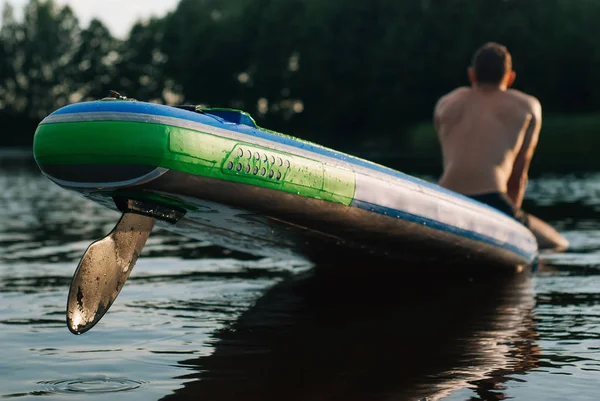 Man Zit Sap Kiel Surf Board Activiteit Het Water — Stockfoto