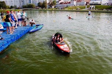 Minsk, Beyaz Rusya-Eylül 8, 2018: Sup sporcular ya da Svisloch Nehri üzerinde stand-up kürek