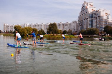 Minsk, Beyaz Rusya-Eylül 8, 2018: Sup sporcular ya da Svisloch Nehri üzerinde stand-up kürek