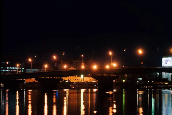 Cidade noturna junto ao rio , — Fotografia de Stock