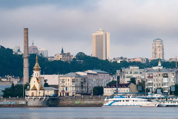 Киев, Украина-01 июля 2018 года: вид на город из реки, центр Горда , — стоковое фото