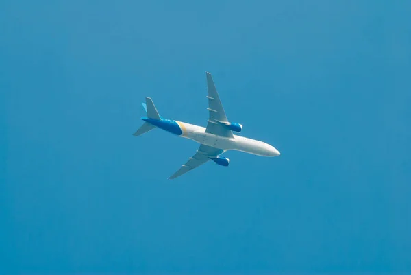Ein weißes Flugzeug mit blauem Schweif — Stockfoto