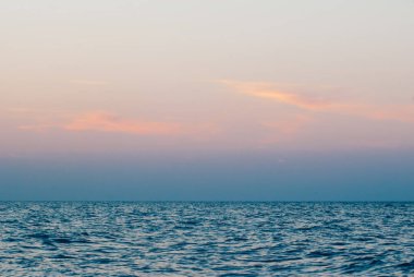 Günbatımı su, Güneş ufukta ayarlar ve Dinyeper sularda yansıyan