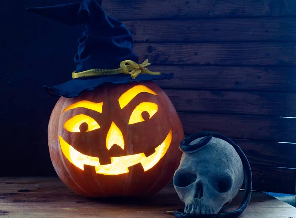 Calabaza de Halloween, Jack-o-linterna brilla en la oscuridad , —  Fotos de Stock