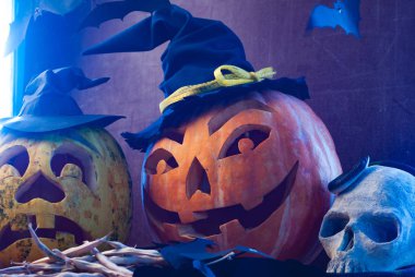 Halloween pumpkins mavi ışık, korkutucu kafatası, Cadılar Bayramı arka plan,