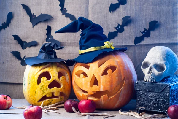 Lindas calabazas de Halloween, cara divertida y asustada, murciélagos, decoración de Halloween , —  Fotos de Stock