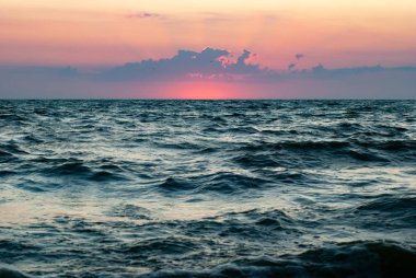 Günbatımı su, Güneş ufukta, gökyüzünde, pitoresk bir manzara parlak bir ışıltı gitti