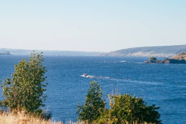 Nehir manzara, motorlu tekne River'da. ufuk,