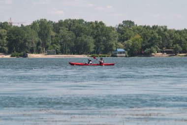 Dinyeper, kürek kavramı Kayak çift içinde kırmızı bir kayık,