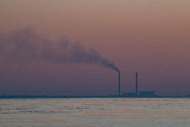 Mesafe, kirliliği kavramı büyük duman ve elektrik kuleli günbatımı, Santrali'nde borudan duman,