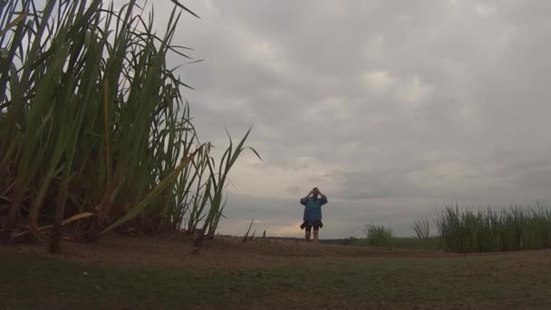 Muž tančí na ulici na zamračený den, cestovatel je šťastný, duchovní růst, — Stock video