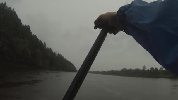 Hajókirándulás a lapát fórumon az esőben, első személy, evezés — Stock videók