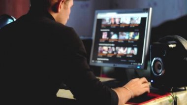 Internet sanal seks için arayan pornografik bir sitede izlemek için sörf, ekranın odak dışında kişidir,