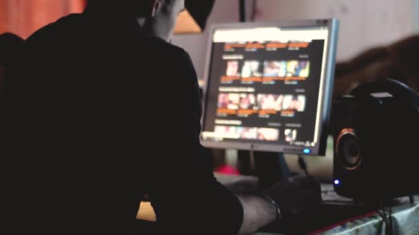 Uomo che naviga guardando il sito di pornografia sul web in cerca di sesso virtuale di notte in una stanza buia, lo schermo è fuori fuoco uhd 4k, utile per rappresentare internet facile accessibilità porno e sociale problema — Video Stock