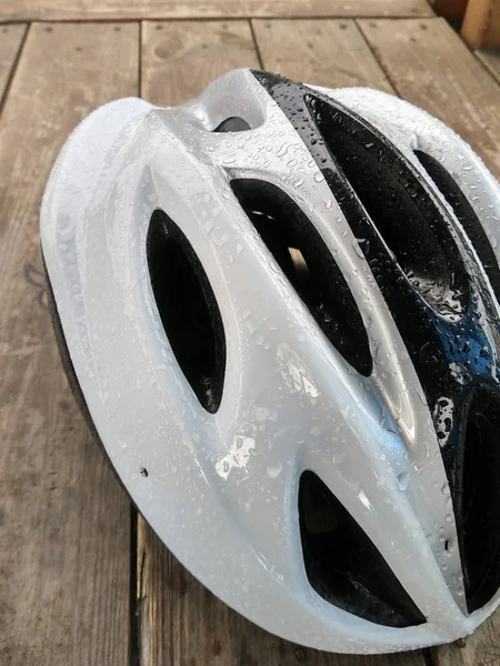 Zbliżenie: rower górski rower kask, krople deszczu na kask rowerowy — Zdjęcie stockowe