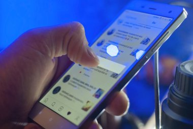 Cep telefonunuzu kullanarak sosyal ağ web sitesi sörf, yakın çekim, el telefon üstünde belgili tanımlık sayfa kaydırma,