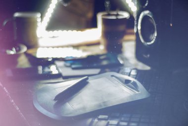 Vintage tarzı, güzel yumuşak toz etkisi, dijital tablet ve kalem üzerinde çalışma alanı grafik tasarımcı