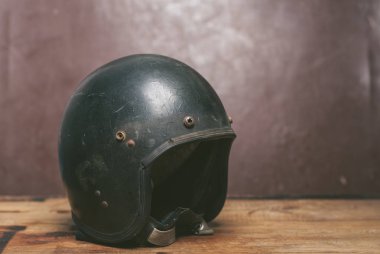siyah vintage motosiklet kask, klasik kask, eski çizilmiş kask,