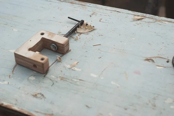 Дерев'яний затискач, столярний інструмент для кріплення деревини, столярний інструмент , — стокове фото