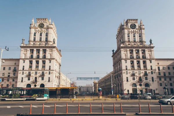 Minsk, Beyaz Rusya-Mart 30, 2019 iki kule Minsk Gates, N Sovyet miras, kentsel tarzı simgeleyen binalar. Minsk ünlü dönüm noktası, — Stok fotoğraf