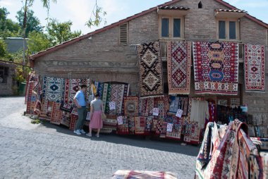Gürcü Hatıraları. Halı. Turistler halı seçin,