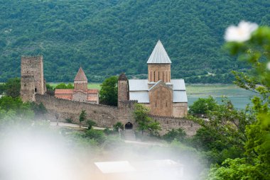 Ananuri eski Kilisesi ve kalesi, dağların arka plan üzerinde bir kale,