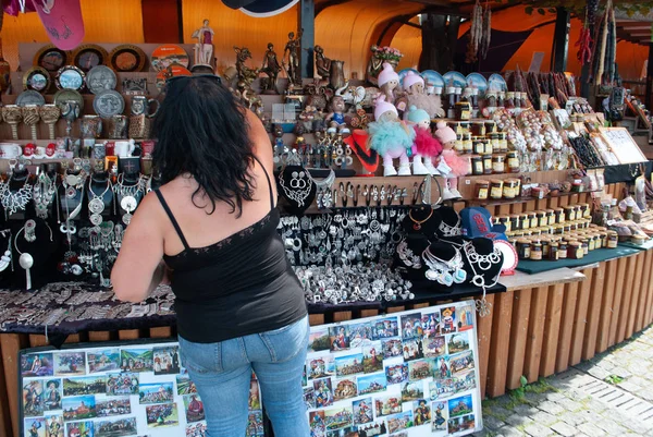 Georgia'nın hediyelik eşyaları. Tiflis Pazarı, yerli üretim turistler için hediyelik eşya, pencerede renkli süslemeler,