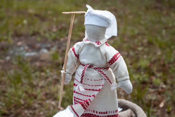 Traditionele Slavische boer pop gemaakt van rood garen op een onscherpe achtergrond — Stockfoto