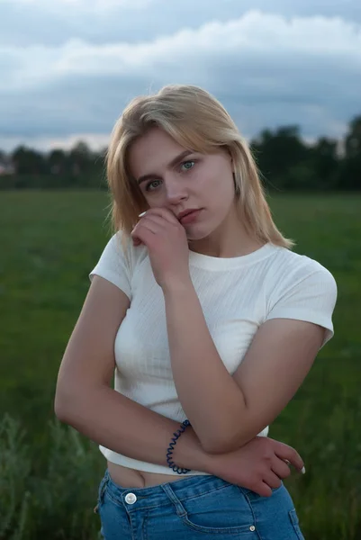Portrét nádherné blondýny venku, mladá blondýna ve venkovním prostředí — Stock fotografie