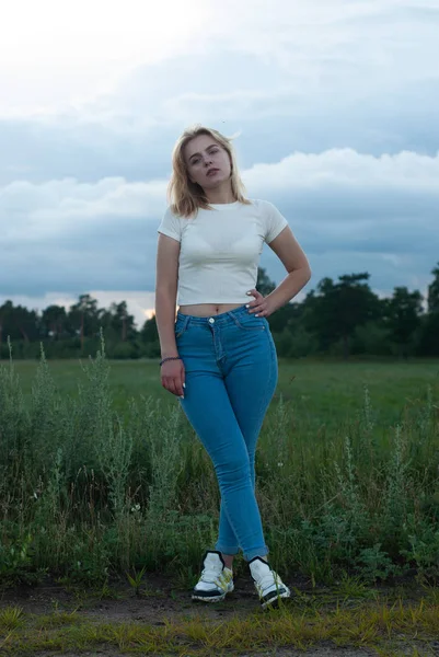 Portrét nádherné blondýny venku, mladá blondýna ve venkovním prostředí, — Stock fotografie