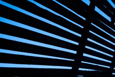 çatı olmadan çatı yapısı, arkasında bulutlar olmadan mavi gökyüzü görebilirsiniz,