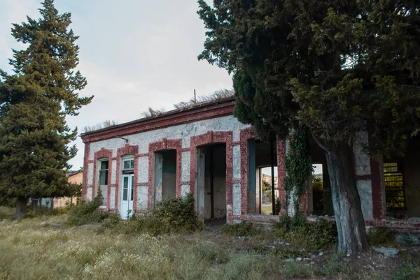 Edificio abandonado con grandes ventanas, devastación , — Foto de Stock