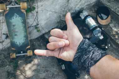 Shaka el hareketi, bandana el, seyahat yaşam tarzı arka plan,