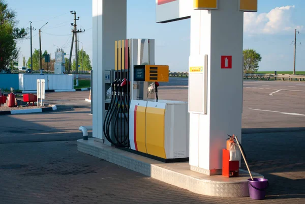 Posto de gasolina em um dia ensolarado claro , — Fotografia de Stock