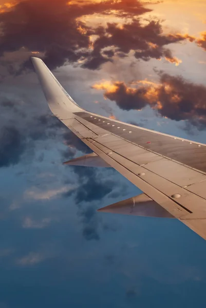 Die Tragfläche des Flugzeugs gegen den dramatischen Himmel — Stockfoto