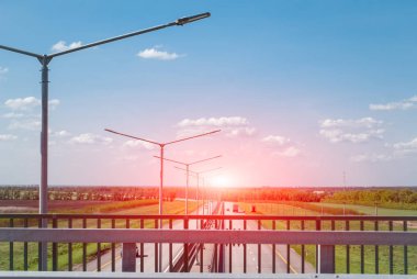 asfalt yol ve mavi gökyüzü. Yol uzaklara gidiyor. Parlak güneşli bir günde manzara,