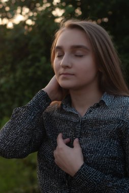 Bahar kadını yazın sıcaklığının tadını çıkarıyor. Güzel Genç Kadın Outdoors