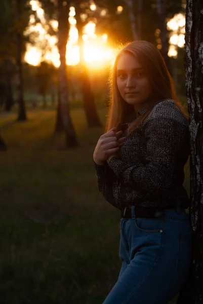 Mladá venkovská dívka, užívající si čas v parku se západem slunce v pozadí — Stock fotografie