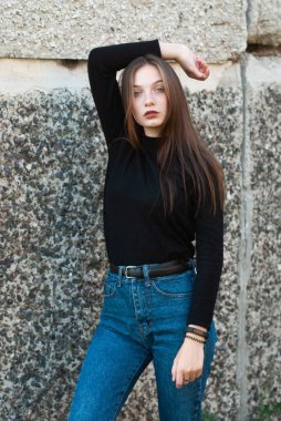 Beton duvara poz mavi kot güzel ince kız