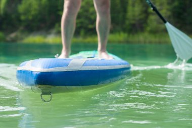 saf Akuamarin su üzerinde kürek yatılı çekim. sörfçü ayaklar çekim