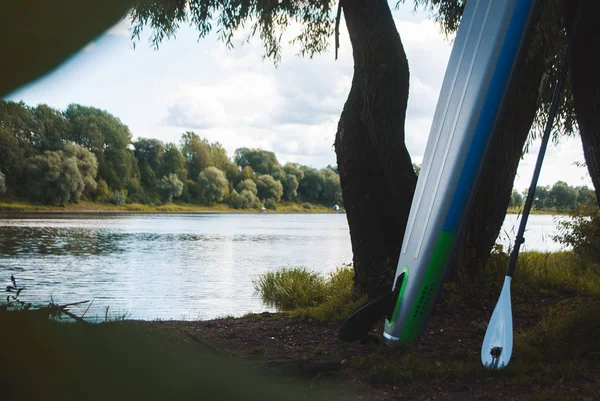 Deska do paddleboardingu na rzece, stand up wiosło, — Zdjęcie stockowe