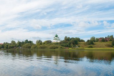 Nehir kıyısındaki Beyaz Kilise, bir yaz gününde mavi gökyüzüne karşı tapınak,