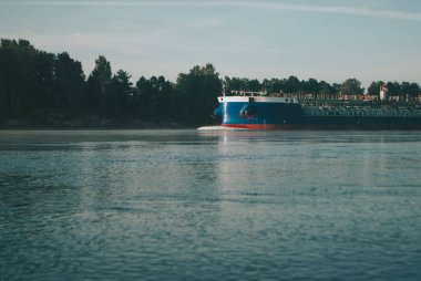 Kargo gemisi Neva nehrinden Ladoga Gölü 'ne gidiyor.,