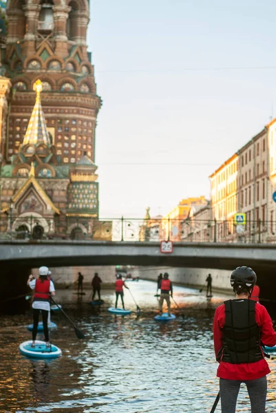 St. Petersburg 'daki Saint Petersburg festivalinde nehir boyunca kürek çekerek yürü, kilisenin arka planında kürek çek., — Stok fotoğraf