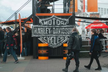 Minsk, Belarus-13 Eylül 2019: Büyük Harley Davidson logosu. Minsk 'teki büyük etkinlik.,