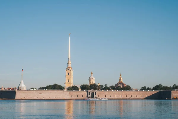 Ранній схід сонця з віддзеркаленням на воді Неви в Санкт-Петербурзі. — стокове фото