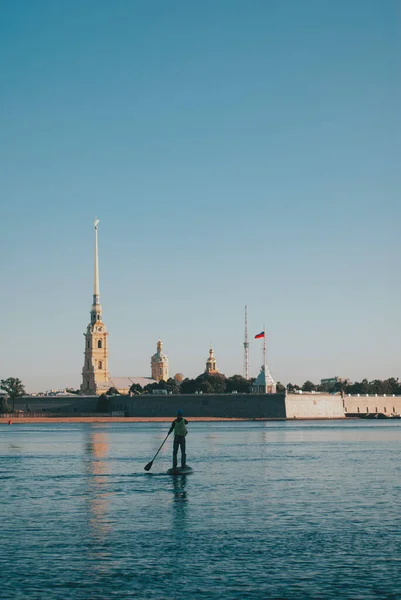 Sabahın erken saatlerinde Neva nehrinde bir sörfçünün silueti. Kuzey Rusya 'nın başkentinde sörf tahtası. N 'aber sörf. St. Petersburg — Stok fotoğraf